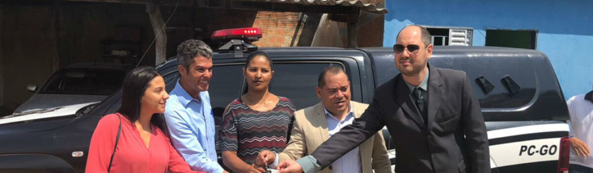 Delegado-geral entrega viaturas em Posse e Cavalcante