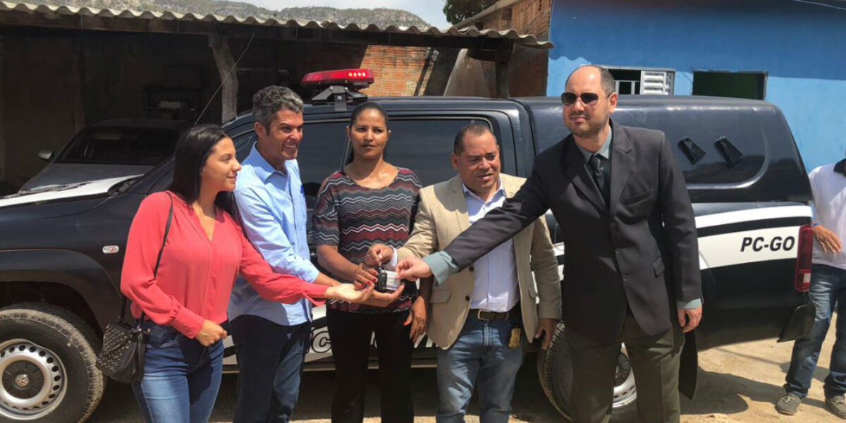 Delegado-geral entrega viaturas em Posse e Cavalcante