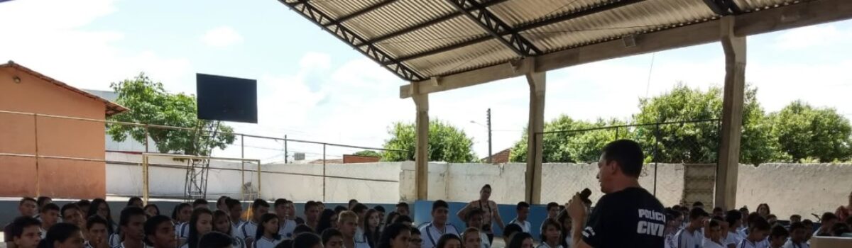 Policiais civis ministram palestra do Programa Escola Sem Drogas para 300 alunos em Petrolina