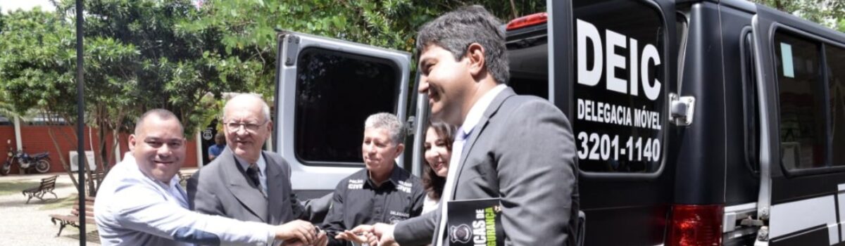 Deic apresenta delegacia móvel a população e imprensa