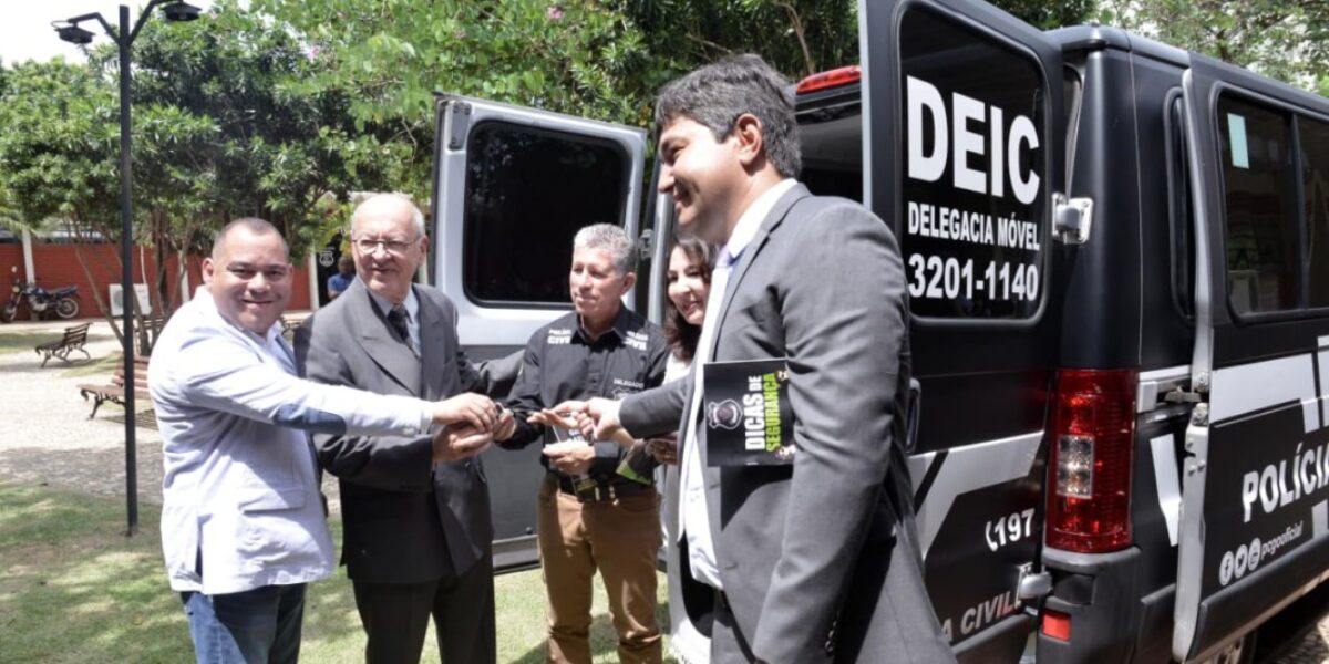 Deic apresenta delegacia móvel a população e imprensa
