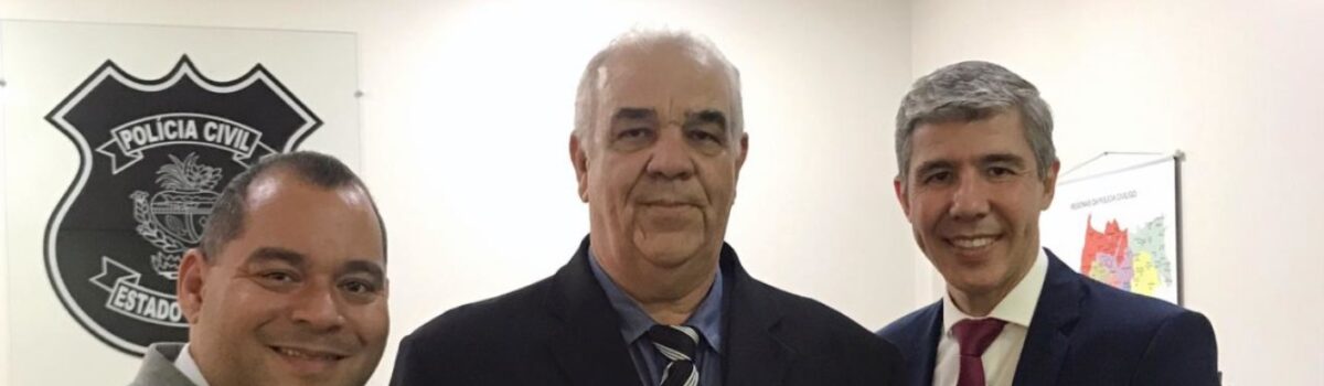 Delegado aposentado com 30 anos de serviços prestados à PCGO é homenageado por diretoria