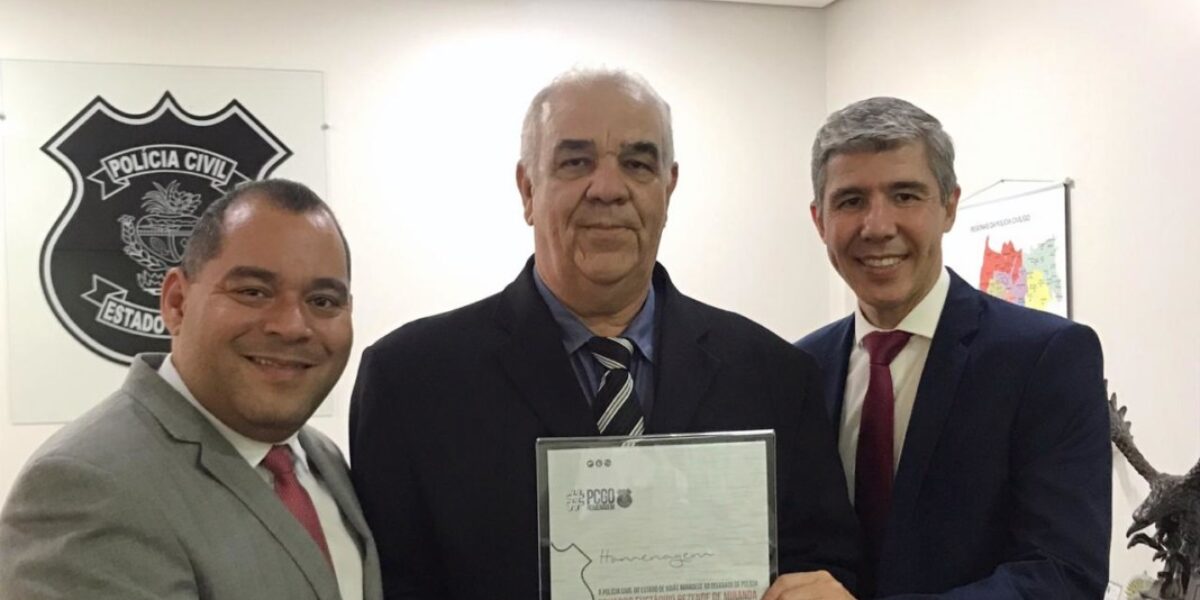 Delegado aposentado com 30 anos de serviços prestados à PCGO é homenageado por diretoria