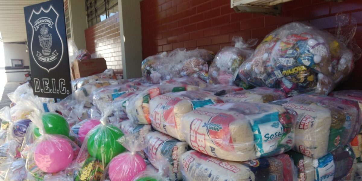 Em cantata de natal, Deic inicia distribuição de 400 cestas básicas arrecadadas durante campanha