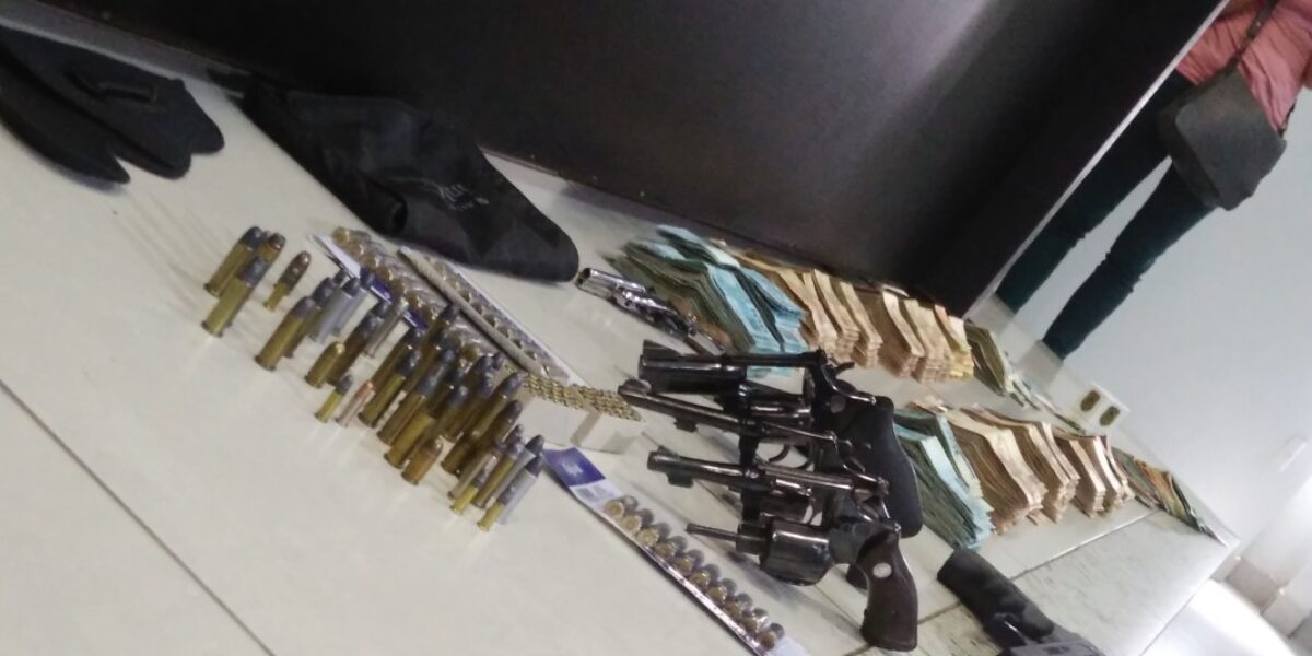 PCGO apreende armas e mais de R$ 400 mil em dinheiro em imóvel ligado a João de Deus