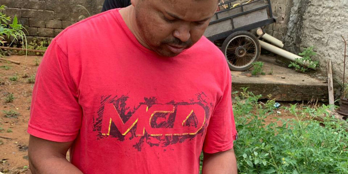 Traficante é preso em Piracanjuba após descoberta de crack enterrado no quintal