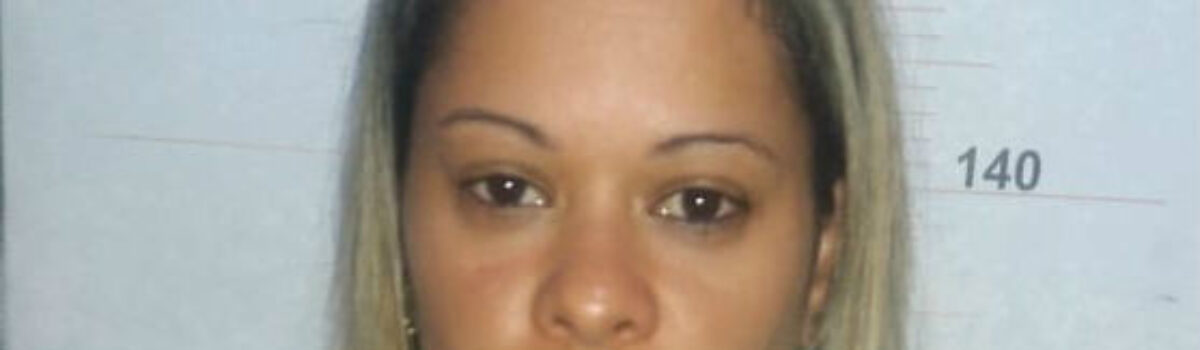 Presa mulher com documentos falsos