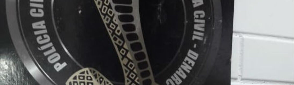 Jovem é presa com drogas escondidas na bagagem de seu bebê