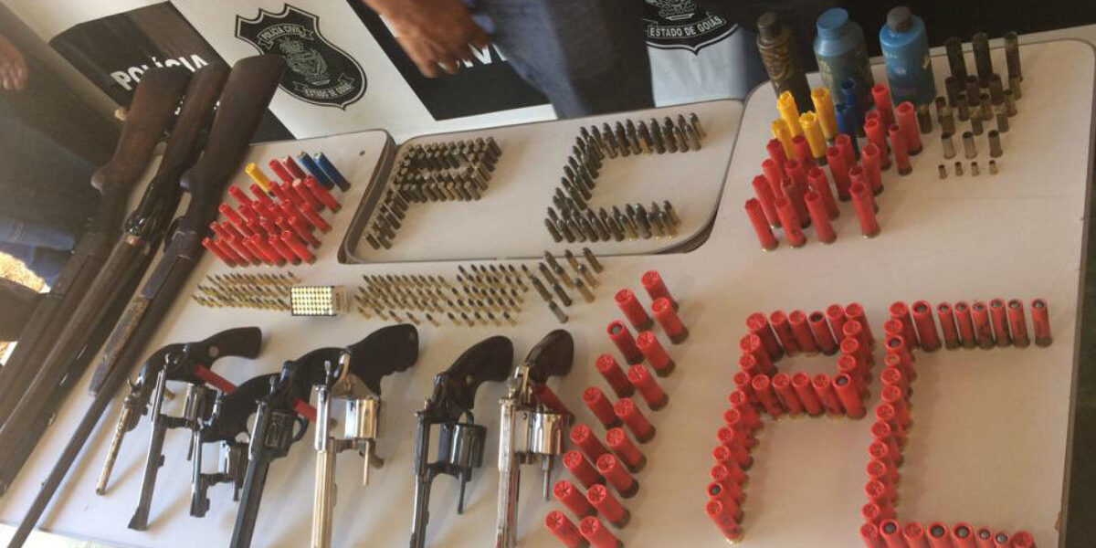 Operação em Araçu apreende armas ilegais e prende sete em flagrante