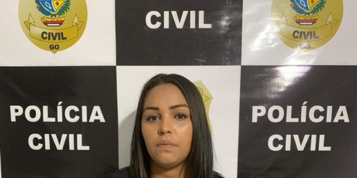Presa mulher que comprou celulares com cartão falso