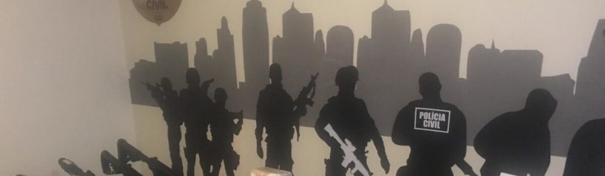 Draco prende homem com 12 pistolas e armamentos pesados