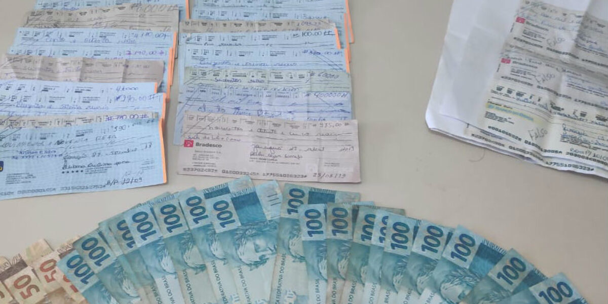 Duas pessoas são presas em Jaraguá por repassar cheques fraudados a comerciantes