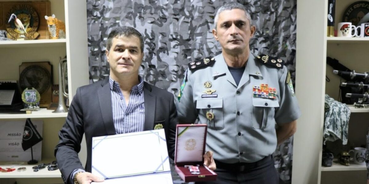 Delegado-Geral recebe medalha em homenagem por atuação na Força Nacional
