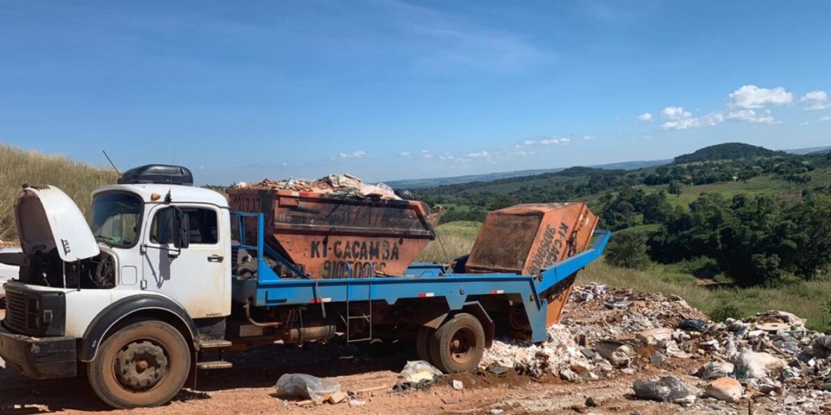 Operação flagra caminhões despejando entulhos em área sem permissão ambiental