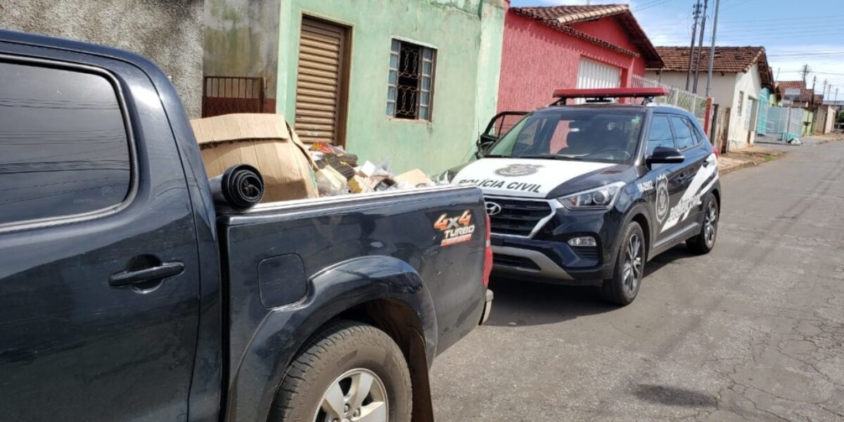Polícia Civil apreende toneladas de roupas e aviamentos falsificados em Jaraguá