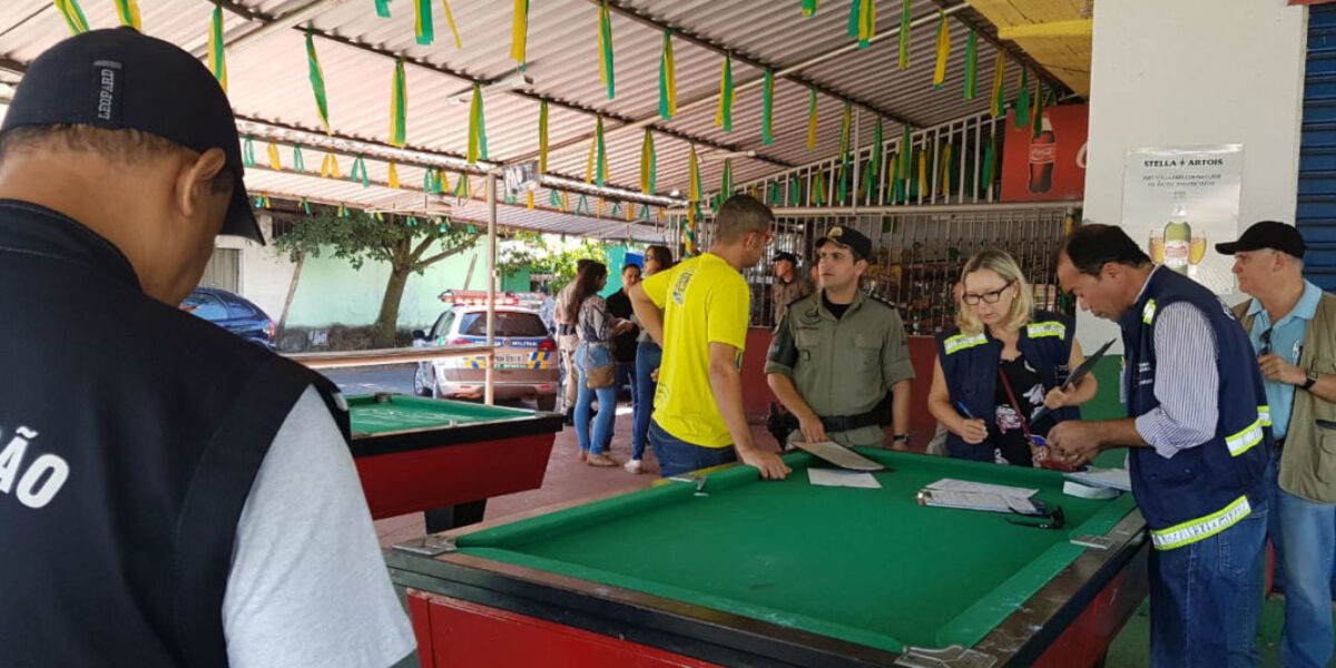 Operação integrada fiscaliza estabelecimentos de risco próximos a escolas de Goiânia