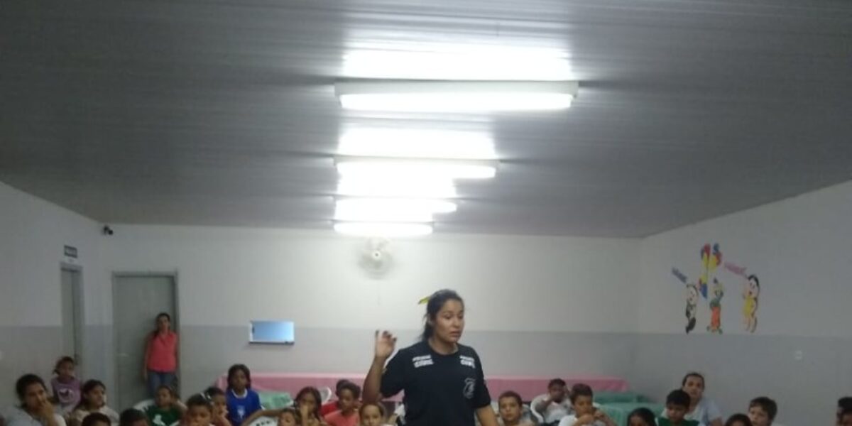 Policiais civis de Morrinhos fazem palestra escolar sobre violência familiar