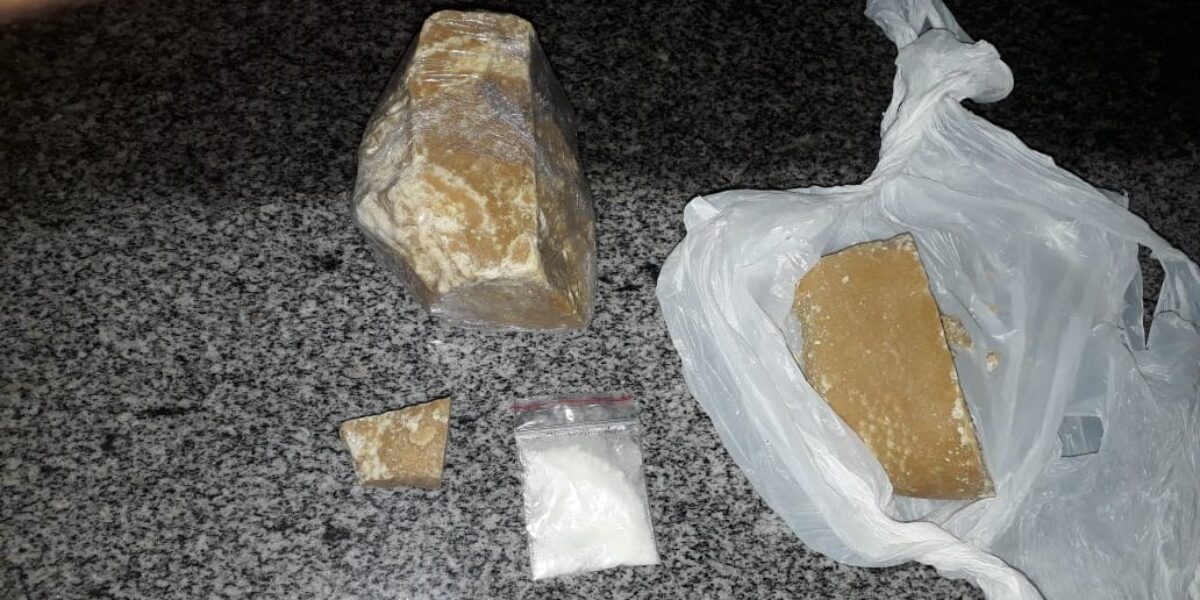 Genarc de Aparecida de Goiânia cumpre buscas e apreende drogas com mãe de investigado
