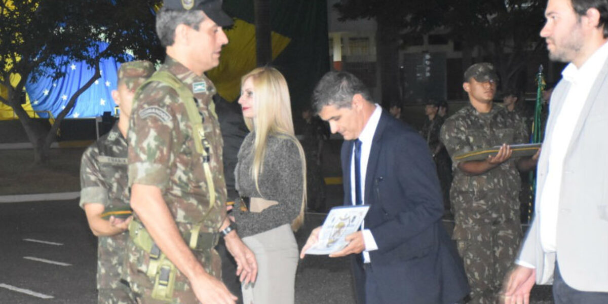 Delegado-geral recebe homenagem de Batalhão do Exército