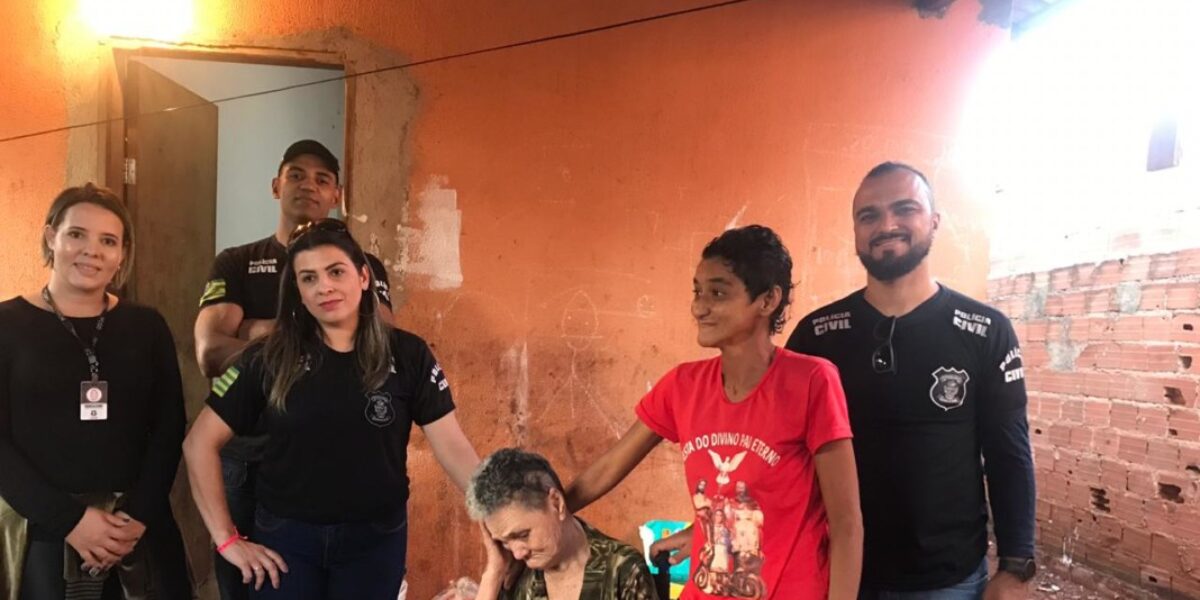 Policiais civis de Anápolis fazem ação social para ajudar família em dificuldades