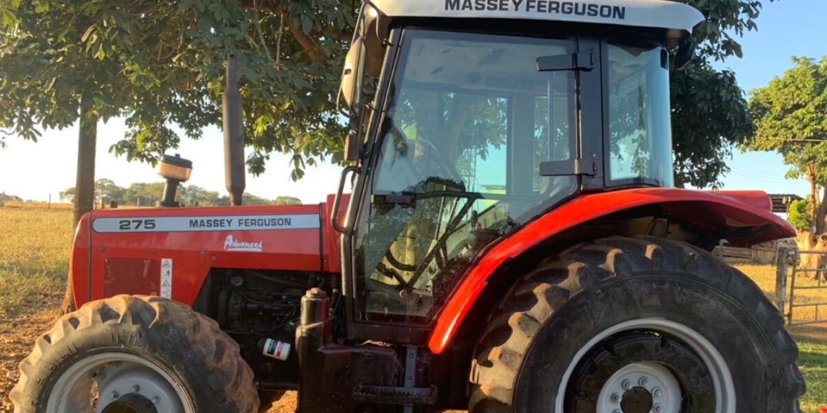 Trator subtraído em golpe é encontrado em fazenda de Palmeiras