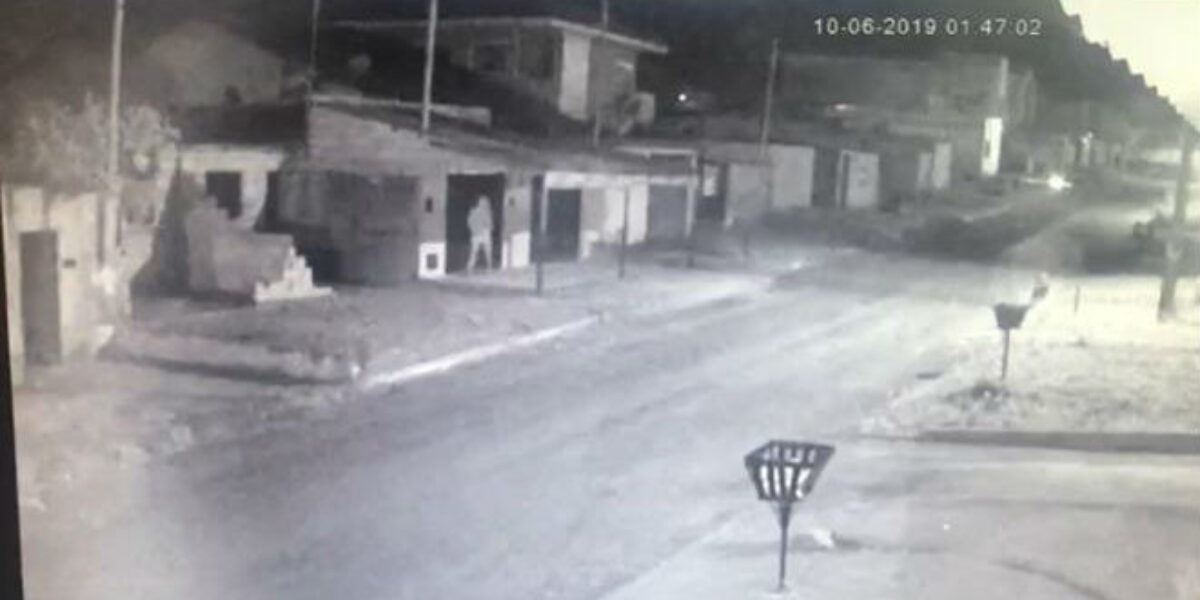 Autor de furto a residência em Cidade Ocidental é indiciado; câmeras o flagraram entrando pelo telhado