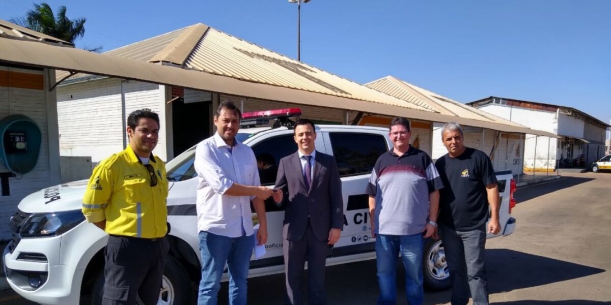 Delegacia de Trânsito de Anápolis recebe camionete via convênio com prefeitura