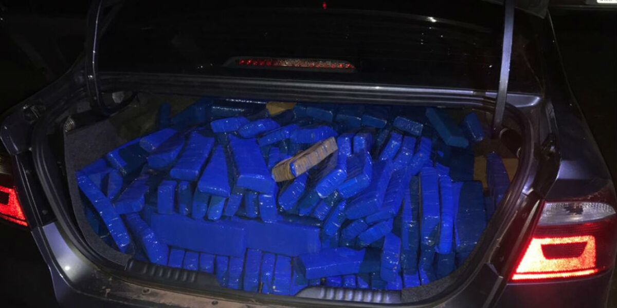 Decar, PM e PRF prendem três suspeitos de tráfico com meia tonelada de droga