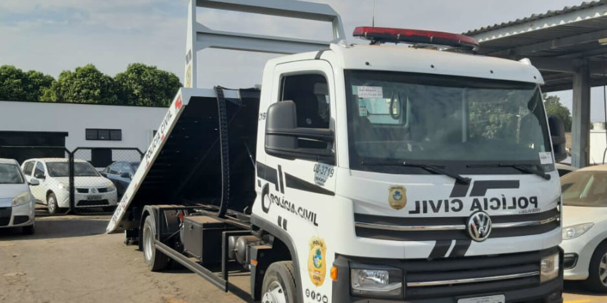 Novo caminhão guincho otimiza serviço de transporte da Polícia Civil