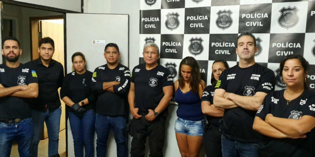 Presa mãe que saiu para beber e deixou 4 filhos pequenos em casa