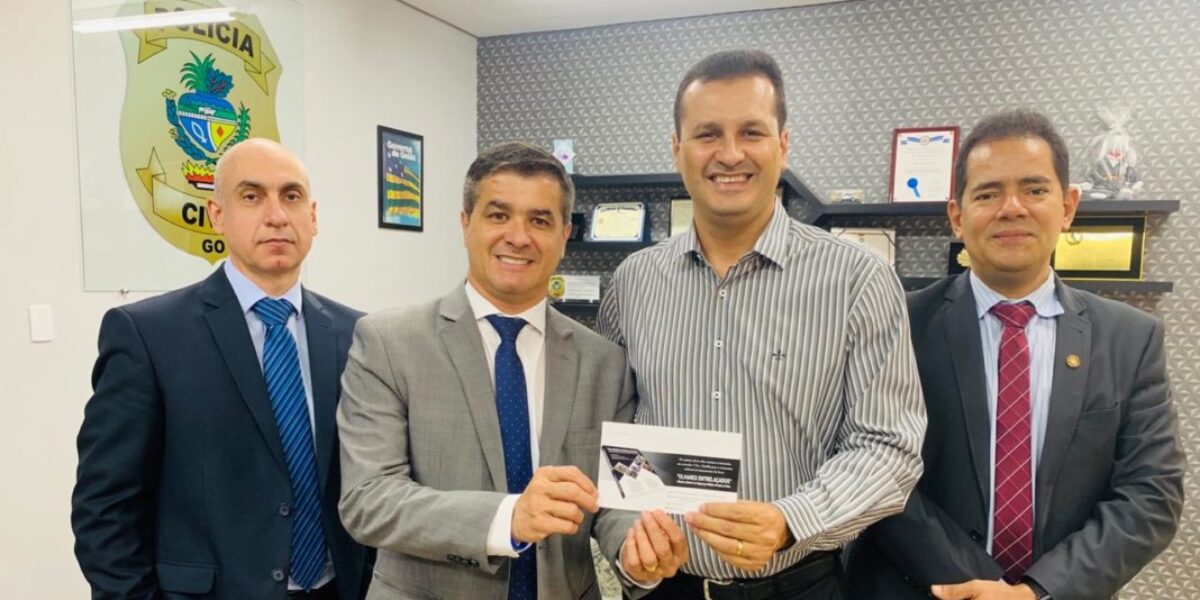 Delegado-Geral recebe convite para lançamento de livro; entre os coautores está escrivão de polícia da PCGO