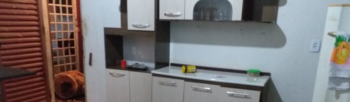 Mulher é presa em Piracanjuba após ataque de fúria; ela destriu a casa do ex-marido