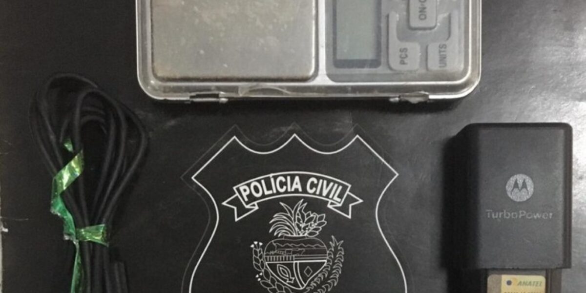 Mulher é presa ao tentar entrar em presídio com celular e drogas