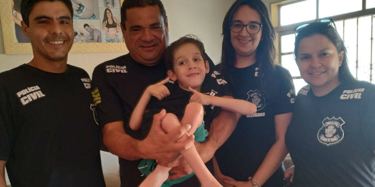 Policiais civis de Itumbiara visitam criança com atrofia muscular no dia do aniversário
