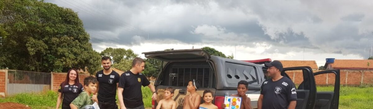 Policiais civis de Águas Lindas entregam brinquedos a crianças carentes