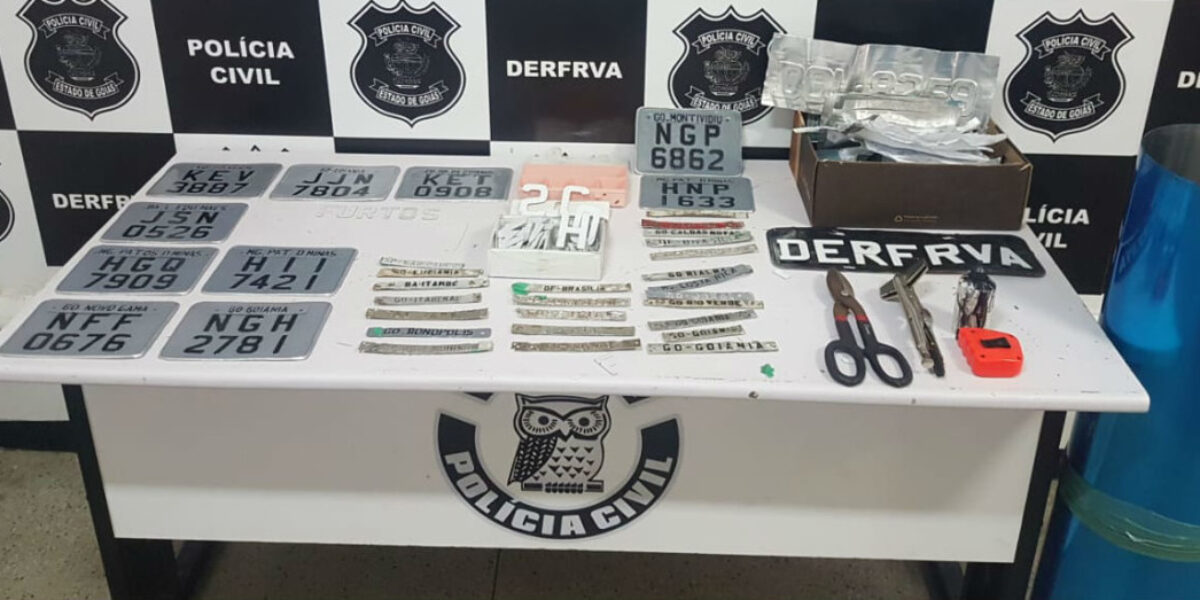 DERFRVA prende duas pessoas que usavam comércio para fabricar placas veiculares