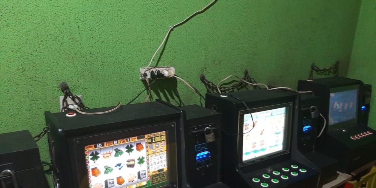Caça-níqueis são apreendidos no Balneário Meia Ponte
