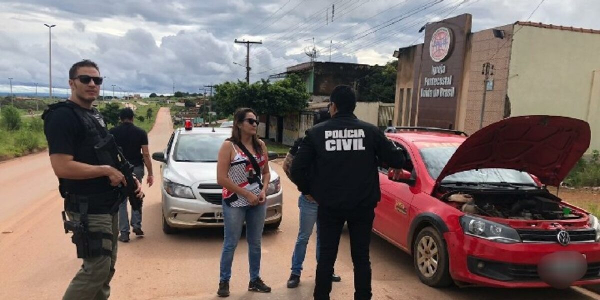 Policiais civis de Águas Lindas recuperam carro roubado enquanto faziam campanha de orientação sobre o coronavírus