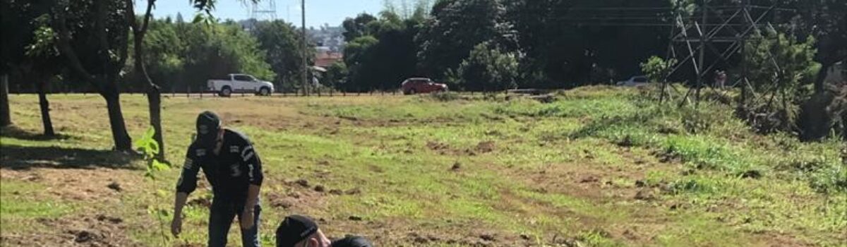 Policiais civis das especializadas plantam 50 mudas no Parque Campininha das Flores