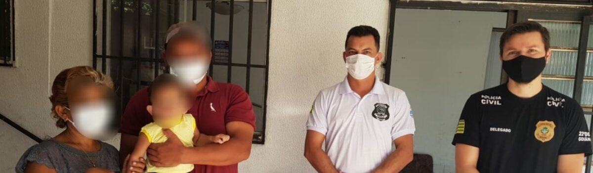 Bebê subtraído de maternidade há um ano recebe visita da Polícia Civil; donativos foram entregues à família