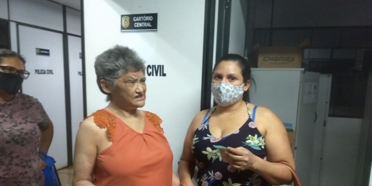 Idosa com problemas mentais é deixada na 2ª Deam Goiânia e servidor encontra família