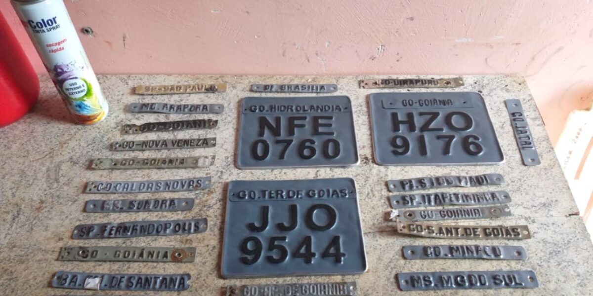 Polícia Civil prende suspeitos de operar laboratório de placas veiculares falsas