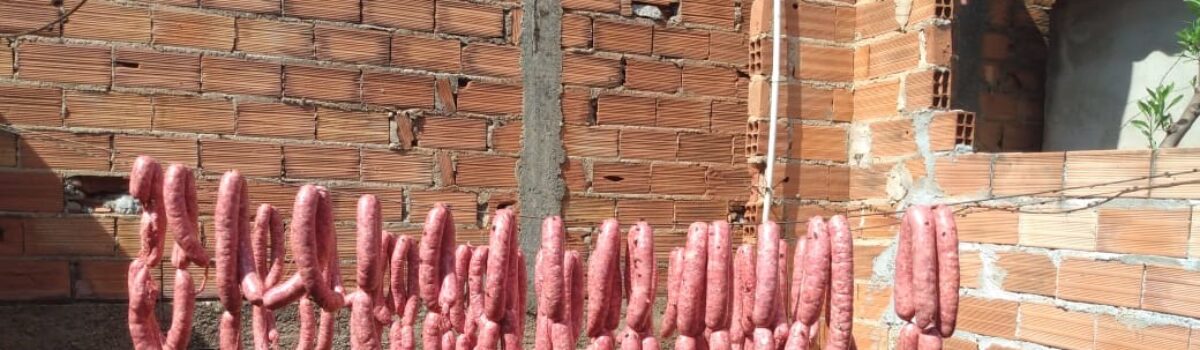 Polícia Civil prende uma pessoa e apreende mais de 300 kg de linguiça em fábrica clandestina