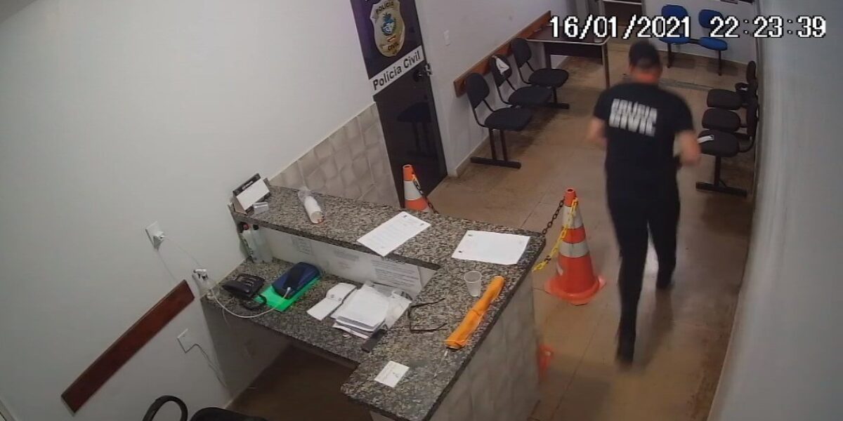 Polícia Civil autua homem por direção perigosa; ele fez manobras arriscadas na rua da delegacia