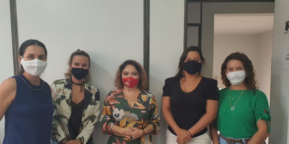 Juíza da Vara de Hipervulneráveis faz visita à DPCA Goiânia