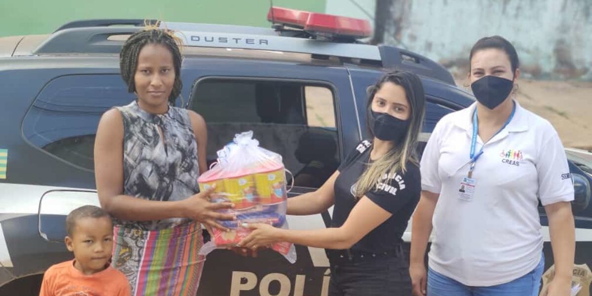 Polícia Civil realiza doação de cestas e fraldas para comunidade de Valparaíso