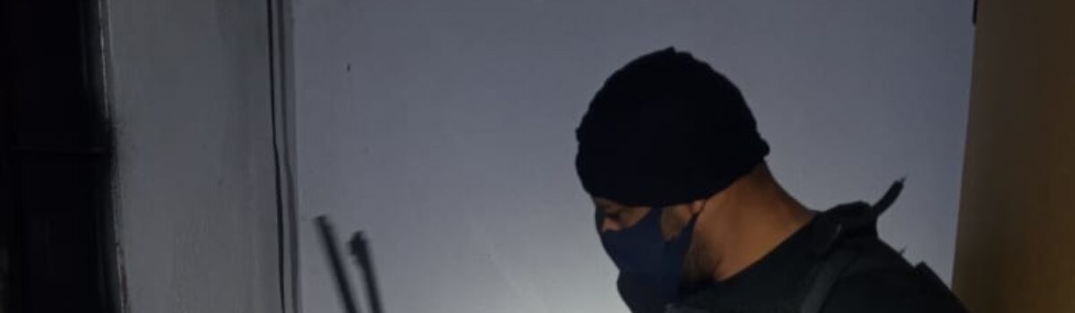 Operação Catarse cumpre buscas em investigação de homicídio em Padre Bernardo; suspeitos são presos na posse de armas e drogas