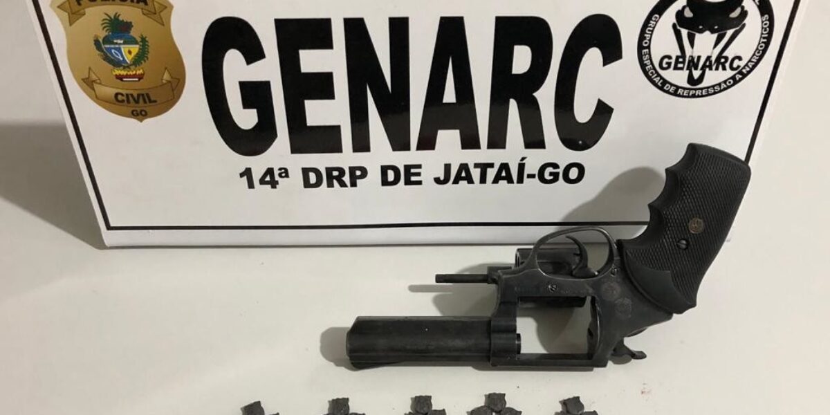 Genarc Jataí prende suspeitos de tráfico; arma da PCMG foi apreendida com os suspeitos