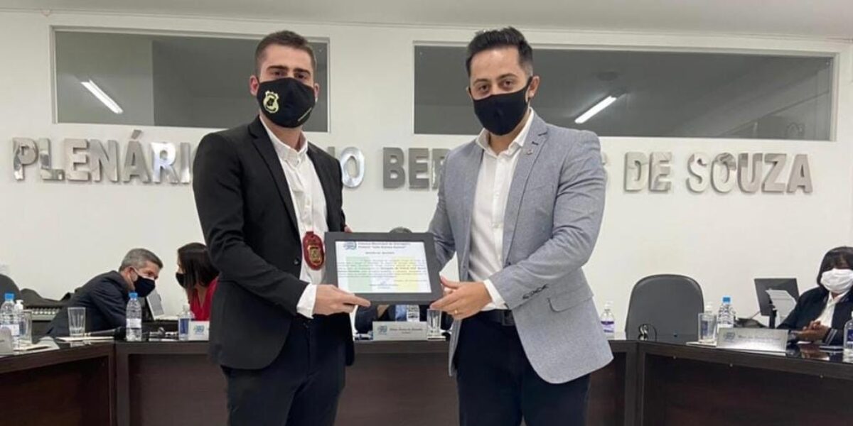 Delegado de Vianópolis recebe homenagem da Câmara Municipal por serviços prestados ao município