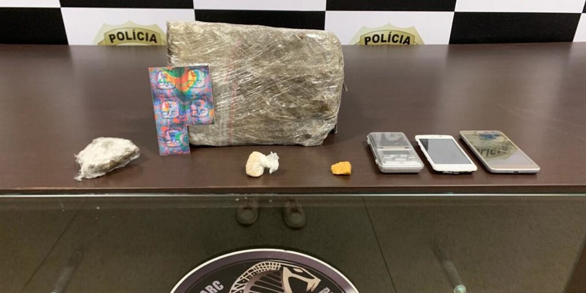 Denarc prende mulher suspeita de tráfico em Goiânia; drogas eram revendidas a mando de seu companheiro